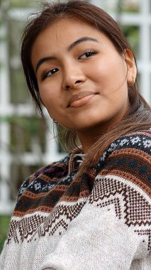 Kendine güvenen kız genç