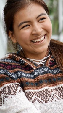 Azınlık kız gülerek