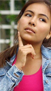 Düşünme genç Perulu kadın