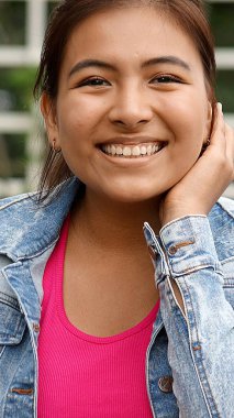 Gülümseyen genç Perulu kadın