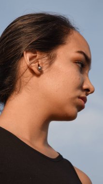 Genç bir yalnız kadın