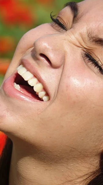 Uma pessoa adolescente rindo — Fotografia de Stock