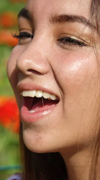 Schöne weibliche Teenager freudig — Stockfoto