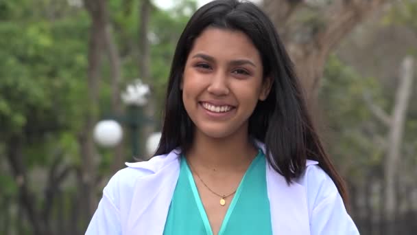 Enfermera sonriente o joven médico — Vídeo de stock