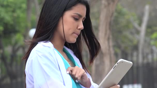 Mladá zdravotní sestra pomocí tabletu — Stock video