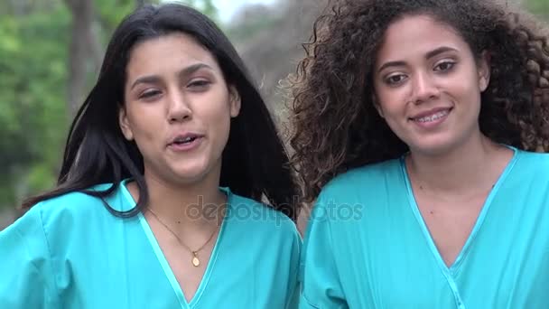 İspanyol kadın hemşire konuşuyor — Stok video