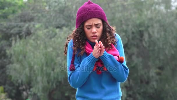 Studená Teen žena nosit svetr — Stock video