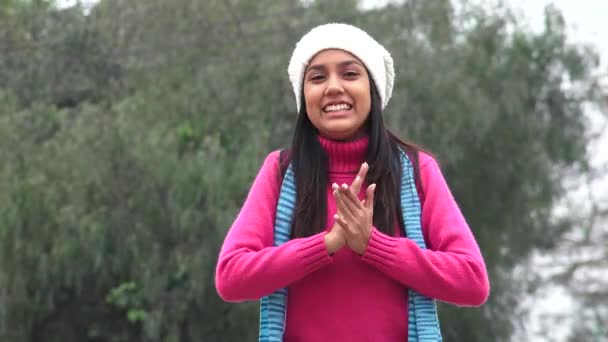 Szczęśliwy dziewczyna rozmawia na sobie sweter zima zimny — Wideo stockowe