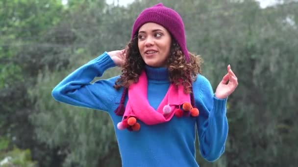 Opgewonden tiener meisje praten dragen trui — Stockvideo