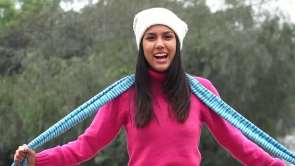 Spansktalande kvinnliga tonåring kallt väder — Stockvideo