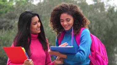 Mutlu kız Teen öğrenci dizüstü bilgisayarlar ile