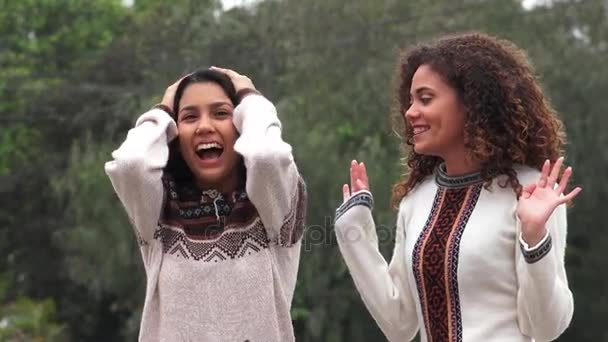 Chicas hispanas felices abrazándose — Vídeo de stock