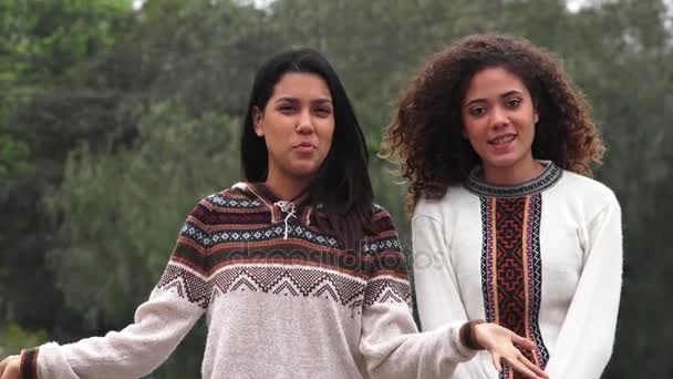 Hispanique femme les adolescents parler — Video