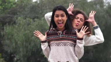 İspanyol Teen Girls eğlenceli ve dostluk