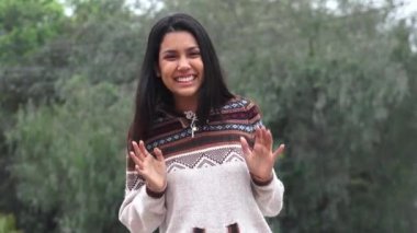 Sevimli sevimli mutlu İspanyol Teen