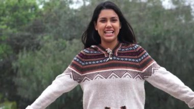 Latina İspanyol kız giyiyor kazak soğuk hava durumu konuşmak