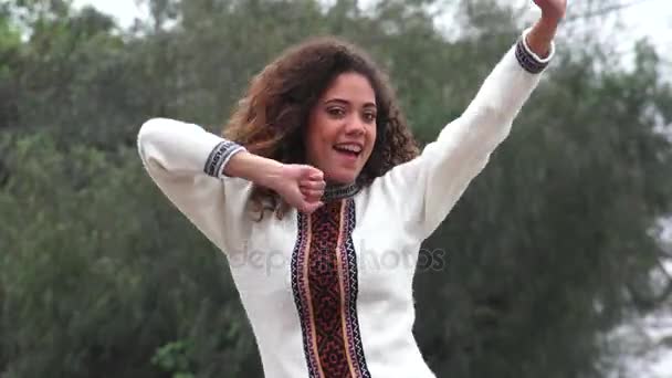 Mutlu heyecanlı İspanyol ve Latin genç kız — Stok video