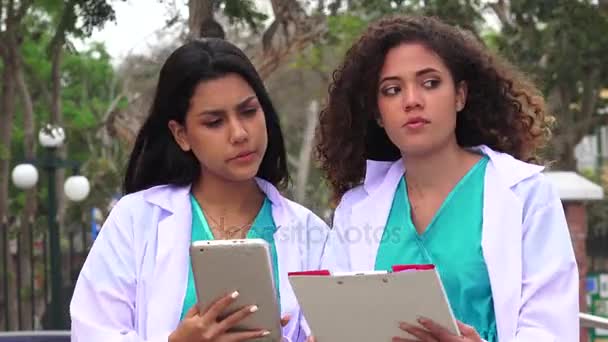 Jovens enfermeiras ou médicos — Vídeo de Stock