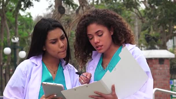 Группа молодых медсестер — стоковое видео