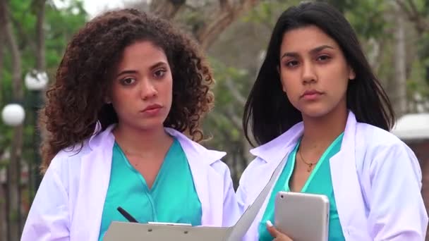 Fiatal női ápolók — Stock videók