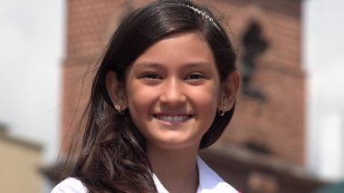 Gülümseyen genç İspanyol kız