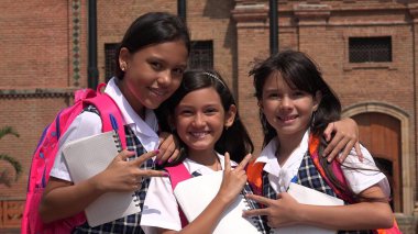 Kız öğrenci ve barış işareti