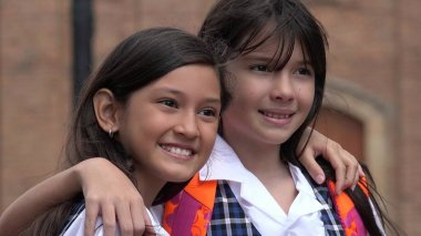 Kız öğrenciler ve dostluk