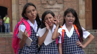 Komik yapma güzel kız öğrenciler karşı karşıya okul üniformaları giyen