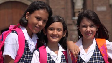 Okul üniformaları giyen İspanyol şirin kız öğrenci