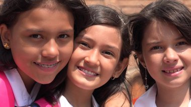 Mutlu çeşitli kadın çocuklar