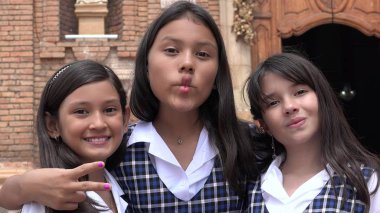 Komik yapma kız öğrenciler karşı karşıya okul üniformaları giyen