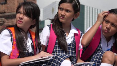 Genç kız öğrenciler ve okul üniformaları giyen karışıklık