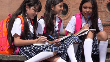 Düşünceli güzel öğrenci okul üniformaları