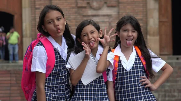 Estudiantes hispanas tontas que usan uniformes escolares —  Fotos de Stock