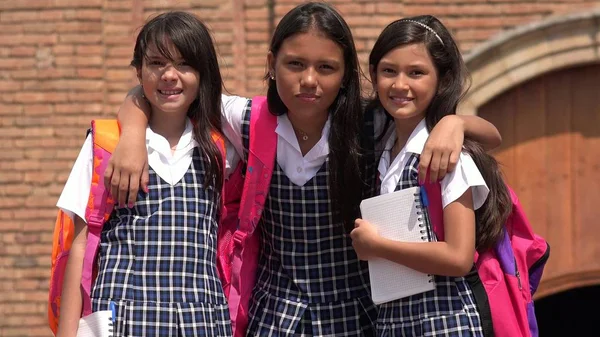 Estudantes hispânicos lindos vestindo uniformes escolares — Fotografia de Stock