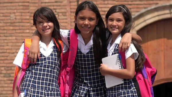 Szkół katolickich dzieci noszenia mundurków szkolnych — Zdjęcie stockowe