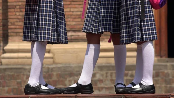 Τα πόδια των κοριτσιών το σχολείο φορώντας λευκές κάλτσες — Φωτογραφία Αρχείου