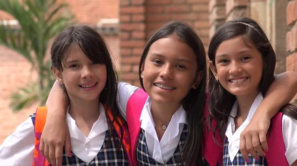 Hiszpańskie dziewczyny studentów i przyjaźni noszenia mundurków szkolnych — Zdjęcie stockowe