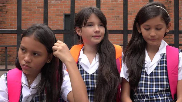 Estudiantes femeninas y confusión con uniformes escolares —  Fotos de Stock