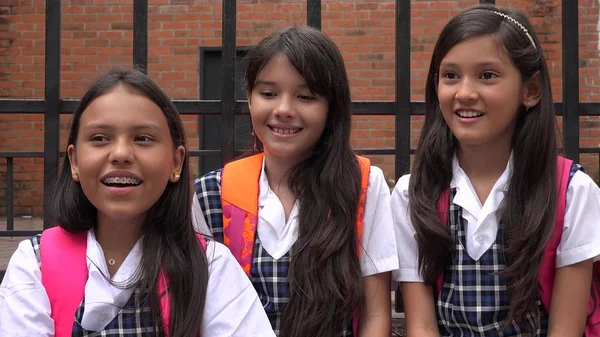 Καθολική όμορφα κορίτσια που φορούν στολές σχολείο — Φωτογραφία Αρχείου