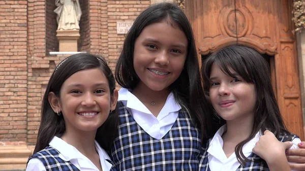 Estudantes católicos bonito menina e amizade — Fotografia de Stock