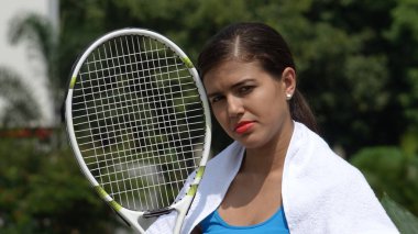 Üzgün tenis oyuncusu ve kaybetme