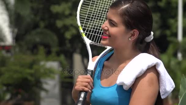 Felice donna adolescente tennista — Video Stock