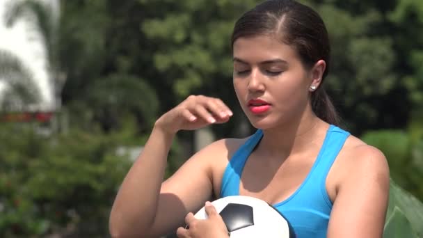 Cansada jogadora de futebol feminina — Vídeo de Stock