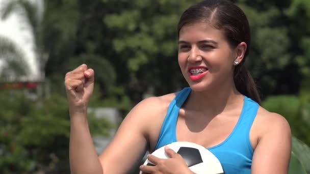 Ganando Jugadora de Fútbol Femenina y Victoria — Vídeos de Stock