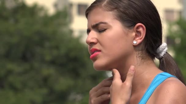 Женщина-подросток с болью в горле — стоковое видео