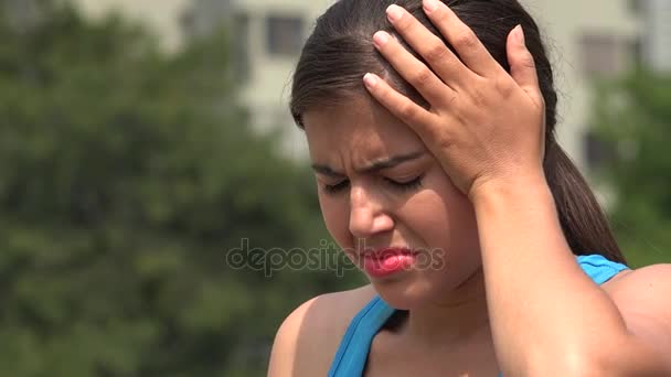 Nastolatki kobiece bóle głowy lub gorączka — Wideo stockowe