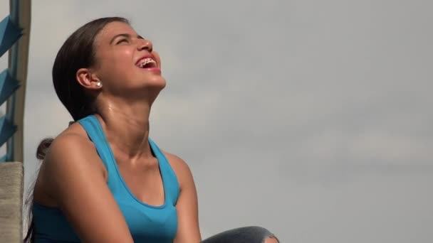 Rire jeune femme — Video