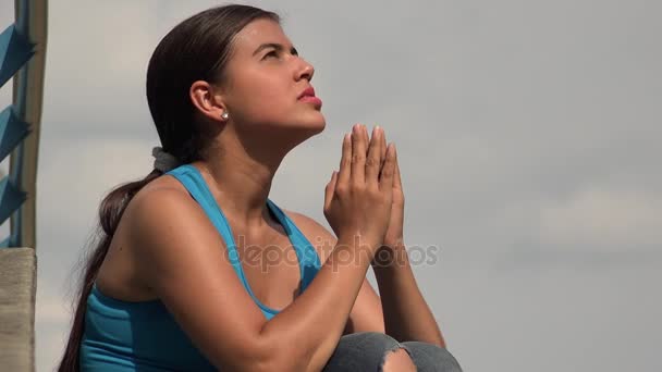 Mujer joven rezando — Vídeos de Stock