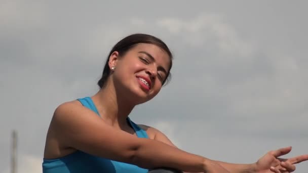 Mujer adolescente bailando — Vídeos de Stock